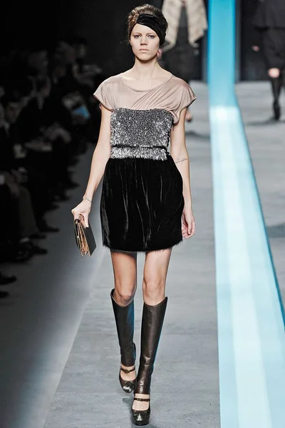 Look 10